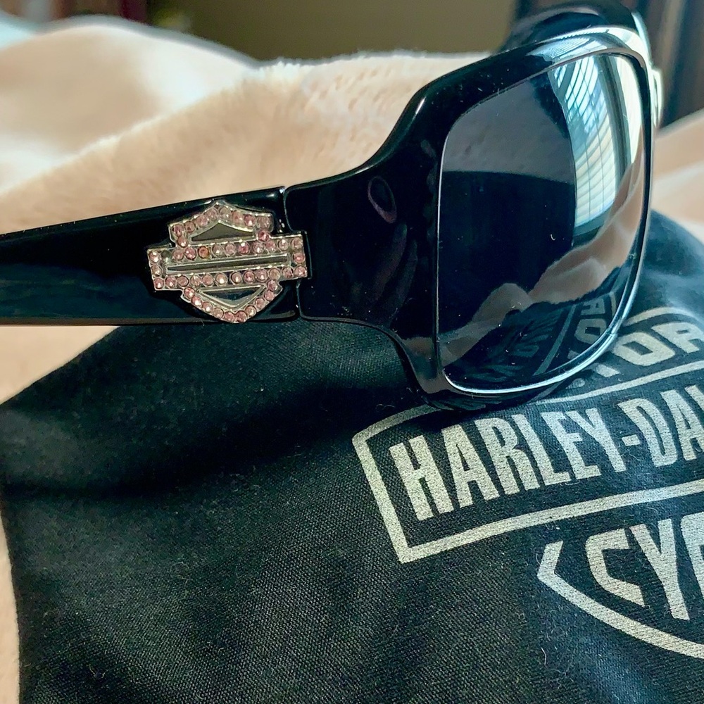 Harley-Davidson Black Sunglasses with Silver Accents / pink